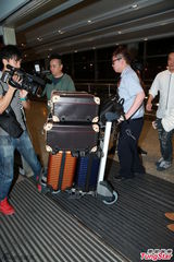 组图：余文乐吴雨霏同日返港现身机场