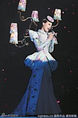 组图：黄伟文作品展开唱 陈奕迅拄拐演唱助阵