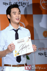 组图：金秀贤出席签名会大派阳光笑容