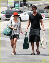 组图：“生活大爆炸”卡蕾-措科交新男友 甜蜜外出打网球