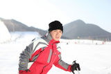 高清图：聂远滑雪写真健康清爽 引领冬日运动潮流
