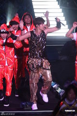 组图：罗志祥个唱妈妈现身 好友杨丞琳抱病助阵