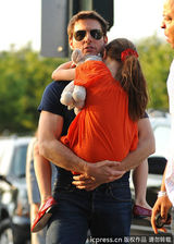 组图：汤姆-克鲁斯离婚后首探爱女 遭狗仔围堵