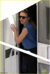 组图：斯嘉丽-约翰逊现身片场 美国队长面带伤