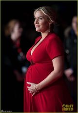 组图：温丝莱特明艳红裙手摸孕肚罩杯升级