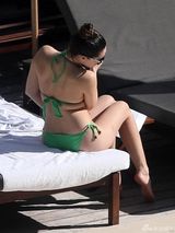 组图：布鲁克绿色比基尼兜巨乳 性感享日光浴