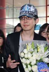 组图：魔术师Yif获花痴粉丝接机