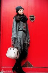 组图：宋轶受邀拍初春街拍大片秀春色甜美范儿