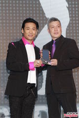 杜德伟曾与MJ合作 将签名衣服珍重收藏