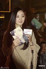 组图：杨幂亮相北京签唱与歌迷互动显疲惫