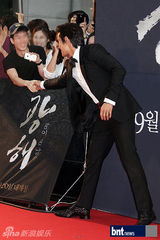 组图：李秉宪韩孝珠等亮相《光海》红毯秀