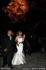 组图：凯莉庆结婚周年秀恩爱 纯白礼服再现求婚戏码