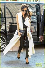 组图：贝嫂潮装现身车站 长衫飘舞女王范儿十足