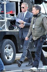 组图：朱迪-丹奇加盟《007》 丹尼尔-克雷格气场十足