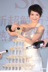 组图：李心洁白色礼服亮相结婚2年开启造人大计