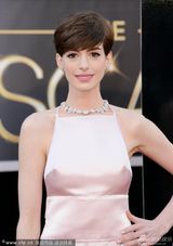 组图：安妮-海瑟薇粉色露背裙 玉肌美艳诱人