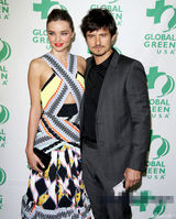 组图：米兰达赴奥斯卡预热派对 与老公打情骂俏