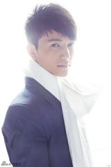 组图：许诺拍黑白朦胧写真 强光背景秀帅气轮廓