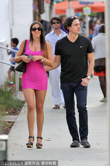 组图：超模克劳迪娅紧身裙抢镜 与神秘男逛街