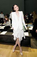 组图：秦岚深V西装巴黎看秀 剑眉红唇英气十足