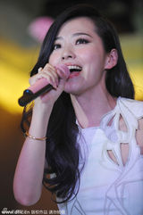 组图：张靓颖剪刀手卖萌 武汉献唱笑容温暖人心