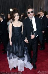 组图：大导演蒂姆-伯顿与女友海伦娜亮相