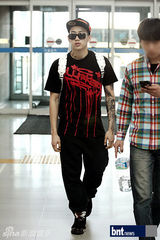 组图：韩歌手朴宰范赴美举行演唱会亮相机场