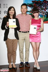 组图：郭书瑶站台摄影诗集 桃红色短裙洋装出场