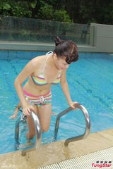 组图：港姐佳丽首度泳衣亮相 水上展傲人身姿