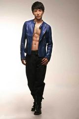 组图：许诺拍性感皮装大片 称秋季健身不容小觑