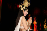 组图：泰国曼谷人妖登台表演娇俏妩媚