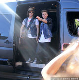 组图：比伯当街献唱谢歌迷 小天王自恋摸发