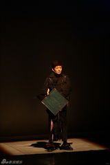 高清图：《陪我看电视》北京首演 呈现内地变迁