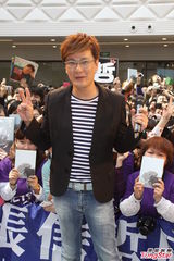 组图：张信哲新专辑签售 获赠车模人气不减当年