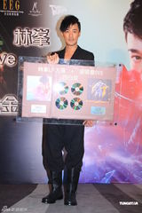 组图：林峰大碟斩获四白金成绩 明年底再开个演