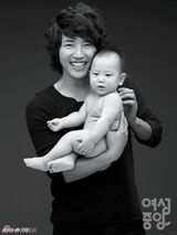 幻灯：张瑞希金贤珠爱心写真 黑白色调展露微笑