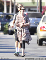 组图：海瑟薇印花长裙亮相 与老公嬉笑打闹