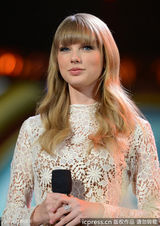 组图：泰勒亮相格莱美提名音乐会 镂空礼服晒钻戒