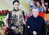 组图：北影节闭幕红毯 章子怡灿笑巩新亮夸张