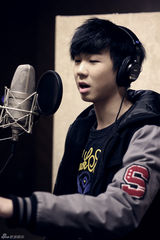 组图：陈坤白举纲《战江湖》MV首播 摇滚热血