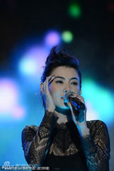 组图：张柏芝当众脱衣抛背心 献歌秀蕾丝内衣