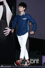 组图：金基德19禁新片试映 女主角性感露背