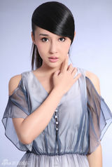 组图：陈美行新年写真飘逸纯情 淡蓝薄衫清爽动人