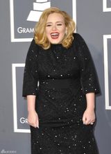 高清图：格莱美红毯阿黛尔黑色长袖亮片礼服亮相