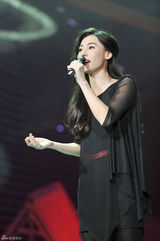 组图：张柏芝赵雅芝亮相山东《孝亲盛典》献唱