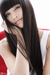 组图：张歆艺个性写真 文艺女自成一派