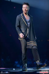 组图：古惑仔五子开唱显本色 伊健小春示爱太太