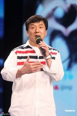 组图：200明星高歌《北京祝福你》 成龙坐镇指挥