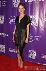 组图：德普携未婚妻艾梅柏甜蜜亮相颁奖礼