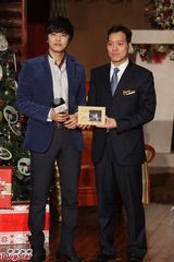 组图：金桢勋优雅亮相腼腆与女粉丝拥抱